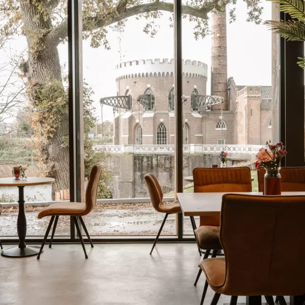 zaal met uitzicht op gemaal
