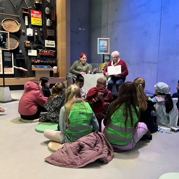 voorlezen aan kinderen in het museum